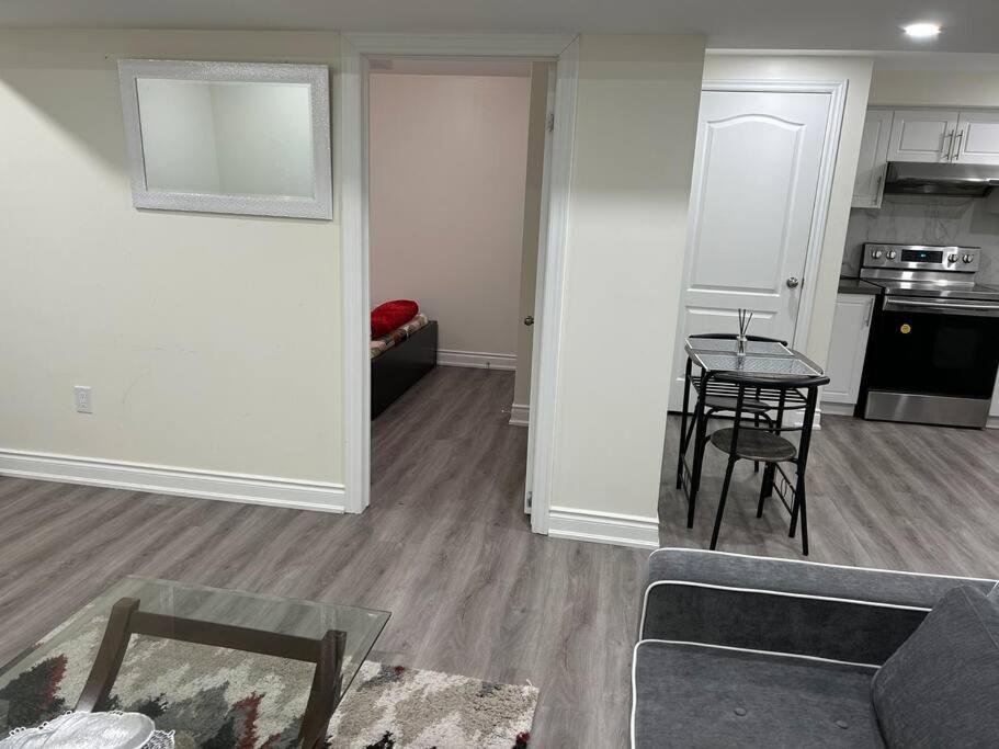 2 Bedroom Private Apartment With Private Entrance Brampton Eksteriør bilde