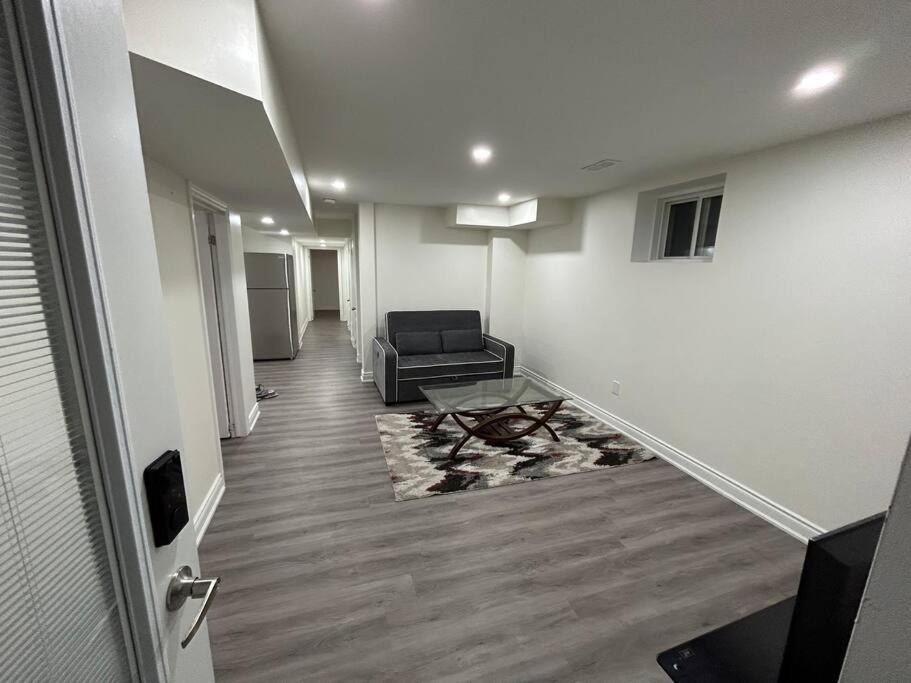 2 Bedroom Private Apartment With Private Entrance Brampton Eksteriør bilde