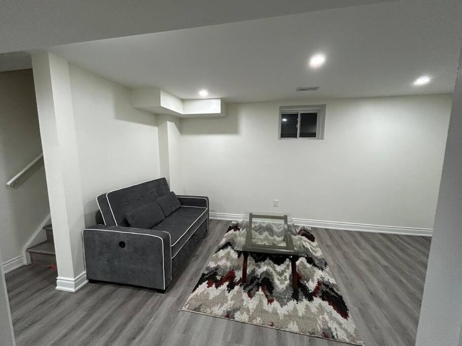 2 Bedroom Private Apartment With Private Entrance Brampton Eksteriør bilde
