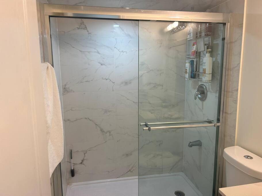 2 Bedroom Private Apartment With Private Entrance Brampton Eksteriør bilde