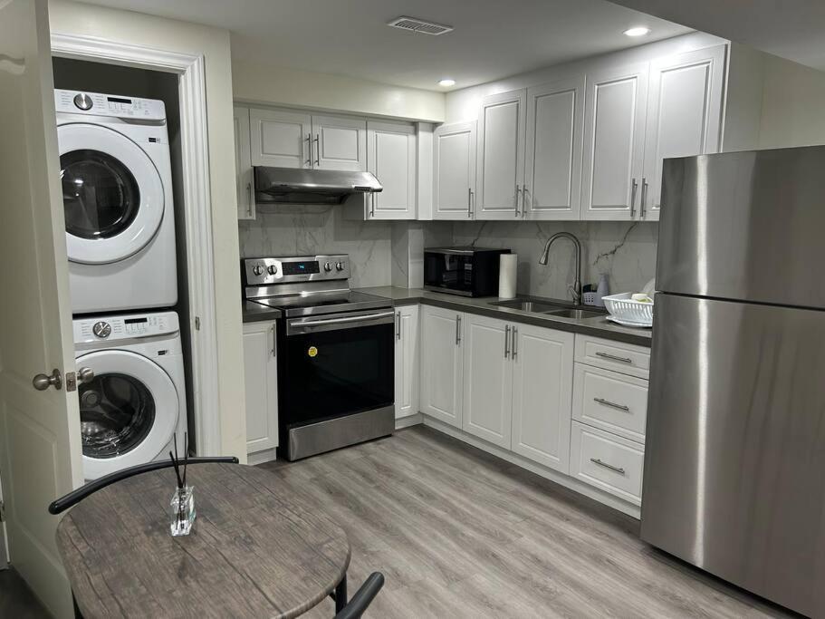 2 Bedroom Private Apartment With Private Entrance Brampton Eksteriør bilde